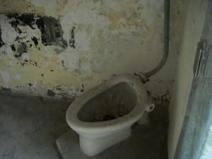 Lagarul de la Dachau - toaleta in celula