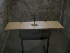 Lagarul de la Dachau - capela impriovizata in celula