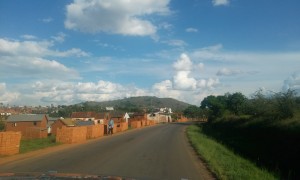 drum pe langa case si caramida in Madagascar