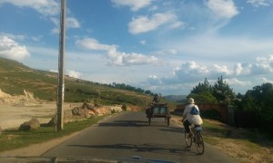 biciclist si caruta pe drum in Madagascar