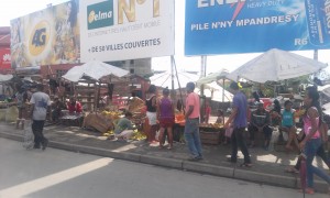 oameni pe strada Antananarivo Madagascar2