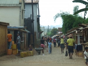 oameni pe strada Antananarivo Madagascar 3