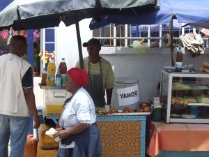 masa cu mancare si bautura pe strada Antananarivo