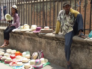 vanzatori ambulanti pe strada Antananarivo