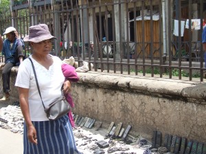 femeie pe strada Antananarivo Madagascar
