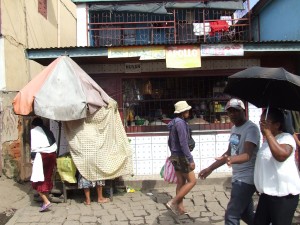 oameni pe strada Antananarivo Madagascar
