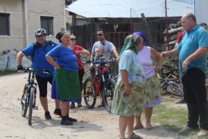 cu bicicletele printre localnici