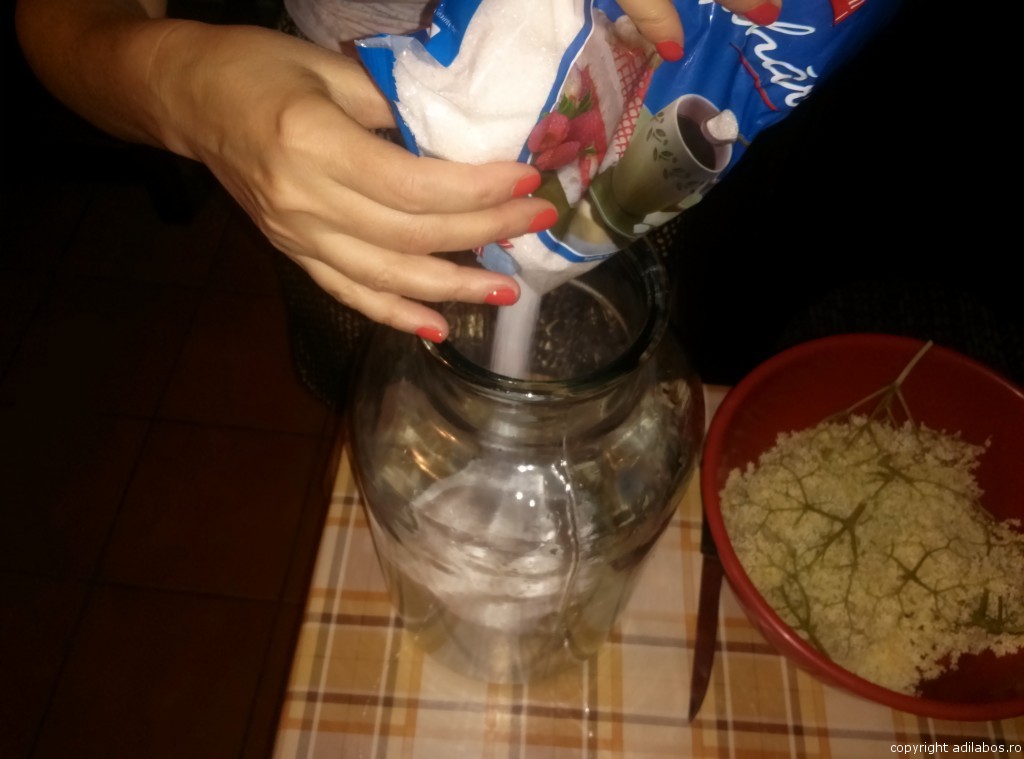 se toarna zahar in borcan