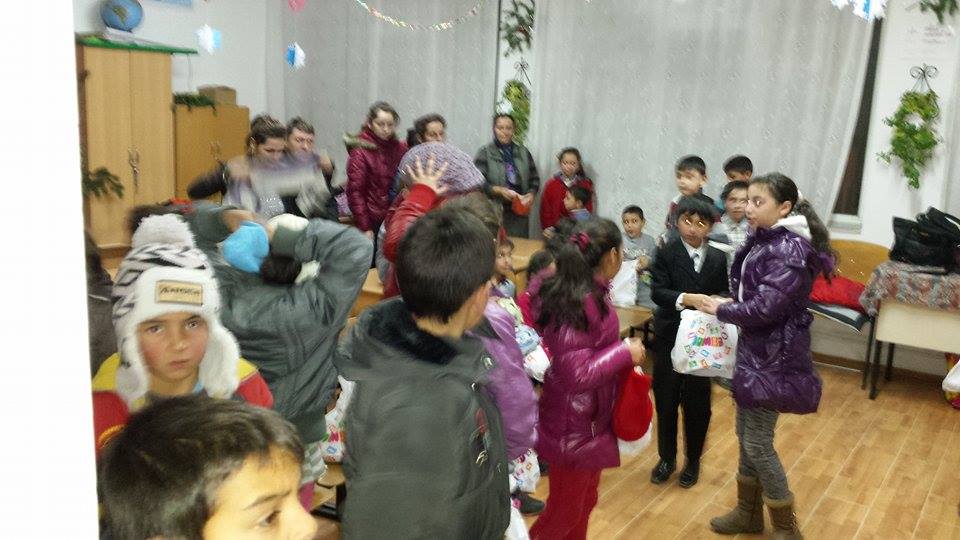 copii in clasa cu cadouri